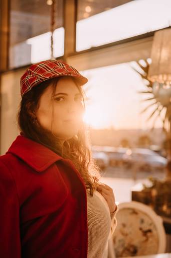 Ensaio pessoal feminino em um café