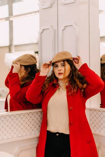 Ensaio pessoal feminino em um café