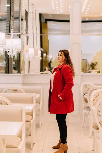 Ensaio pessoal feminino em um café