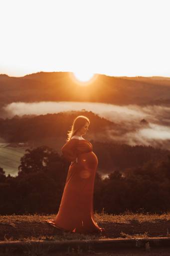 ensaio gestante no nascer do sol