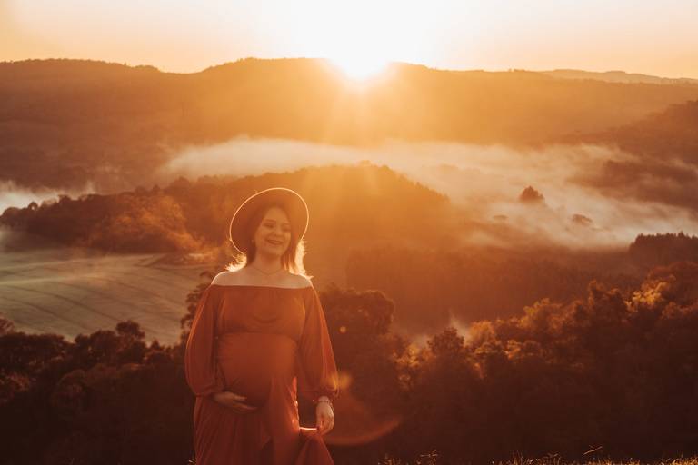 ensaio gestante no nascer do sol