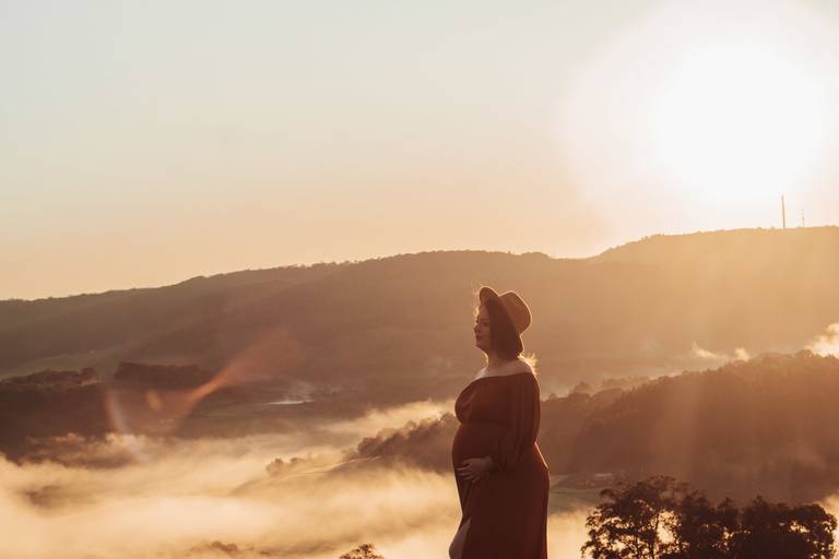 ensaio gestante no nascer do sol