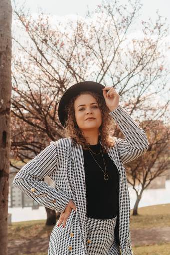 Ensaio feminino de outono com look xadrez