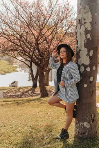 Ensaio feminino de outono com look xadrez