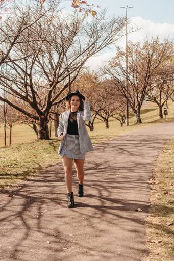 Ensaio feminino de outono com look xadrez