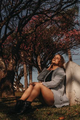 Ensaio feminino de outono com look xadrez