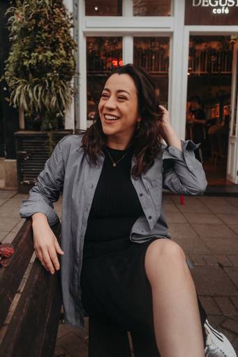 ensaio feminino em um café