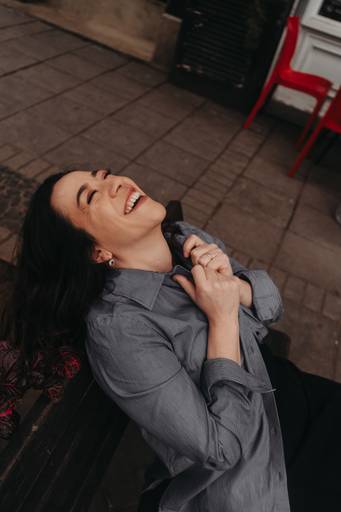 ensaio feminino em um café