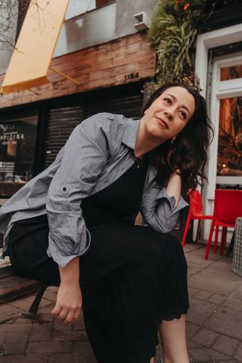 ensaio feminino em um café