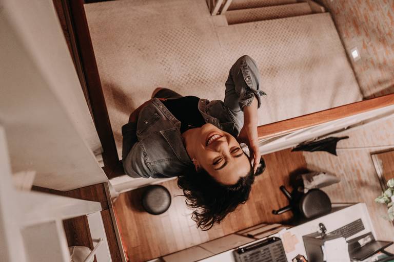 ensaio feminino em um café