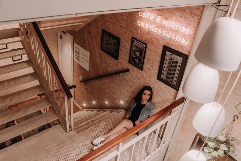 ensaio feminino em um café