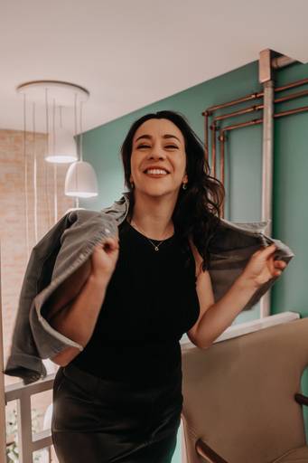 ensaio feminino em um café