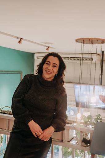 ensaio feminino em um café