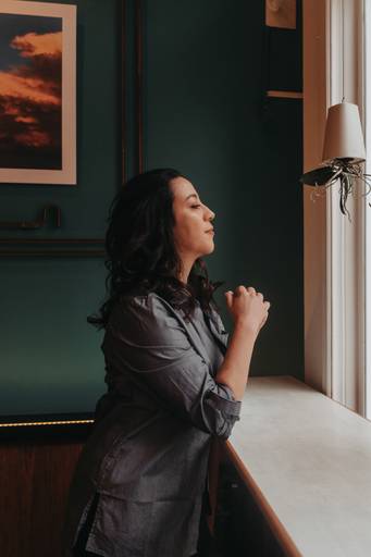 ensaio feminino em um café