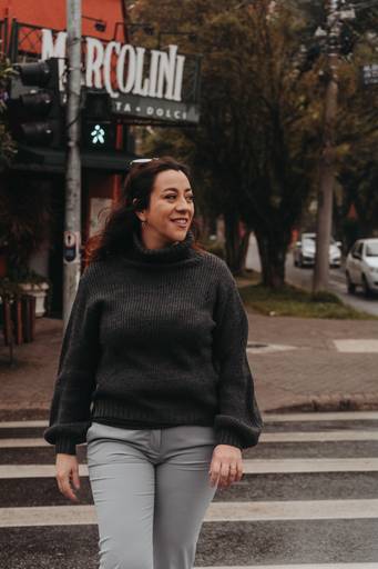 ensaio feminino em um café
