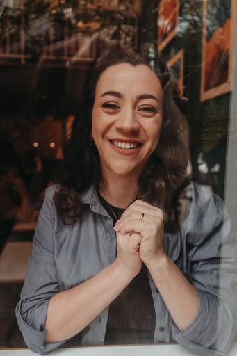 ensaio feminino em um café