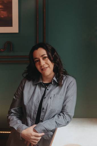 ensaio feminino em um café