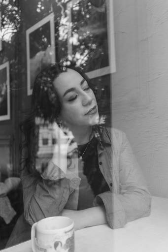 ensaio feminino em um café