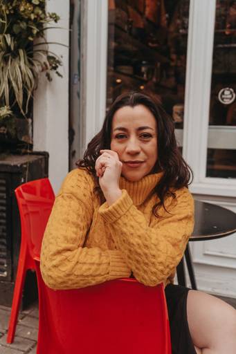 ensaio feminino em um café