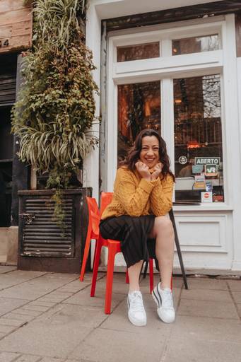 ensaio feminino em um café