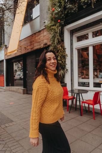 ensaio feminino em um café