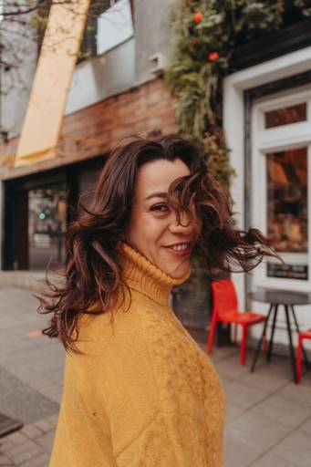 ensaio feminino em um café