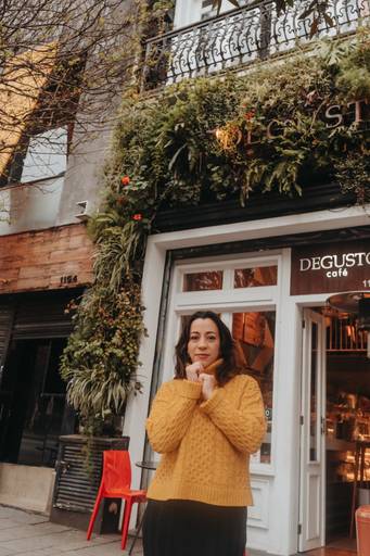ensaio feminino em um café