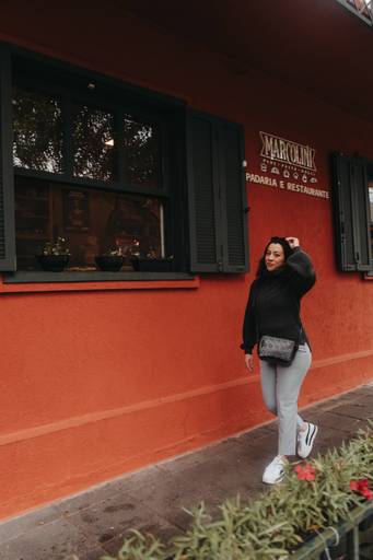 ensaio femensaio em um caféinino chuva rua