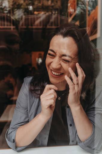 ensaio feminino em um café