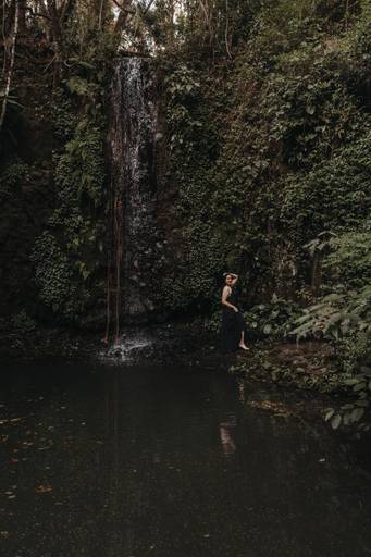 ensaio casual feminino em uma cabana