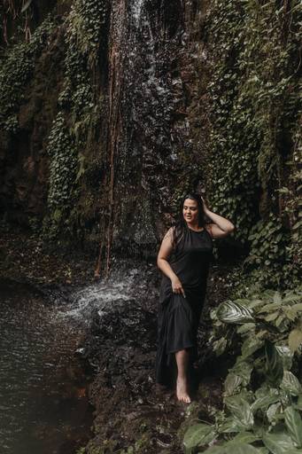 ensaio casual feminino em uma cabana