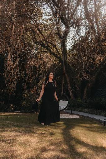 ensaio casual feminino em uma cabana