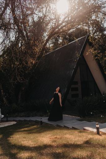 ensaio casual feminino em uma cabana