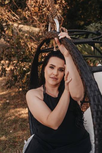 ensaio casual feminino em uma cabana