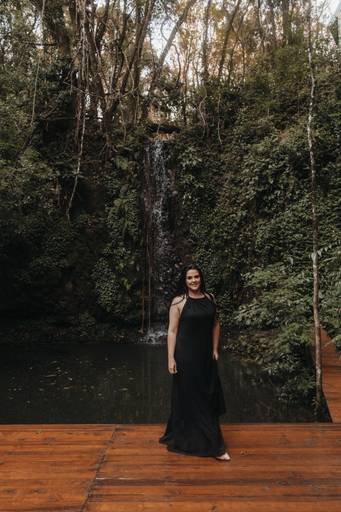 ensaio casual feminino em uma cabana