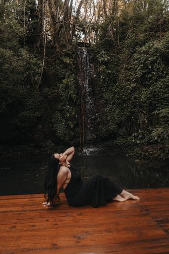 ensaio casual feminino em uma cabana