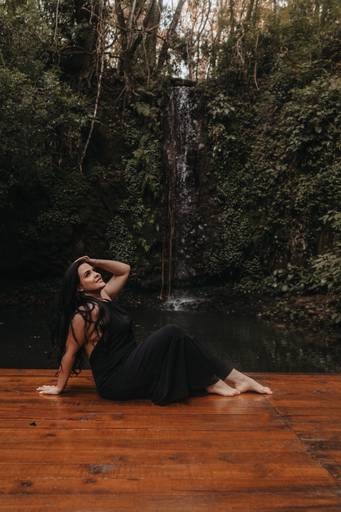 ensaio casual feminino em uma cabana