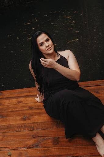 ensaio casual feminino em uma cabana