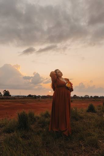 foto de gestante no pôr do sol