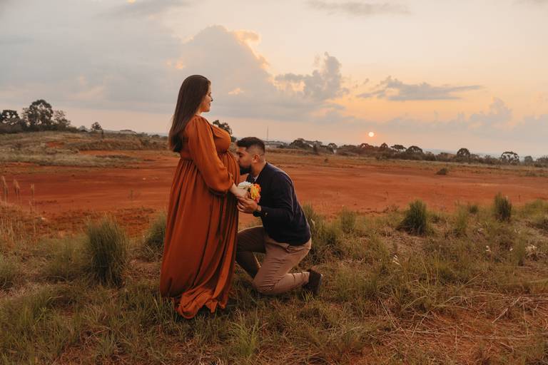 foto de gestante no pôr do sol