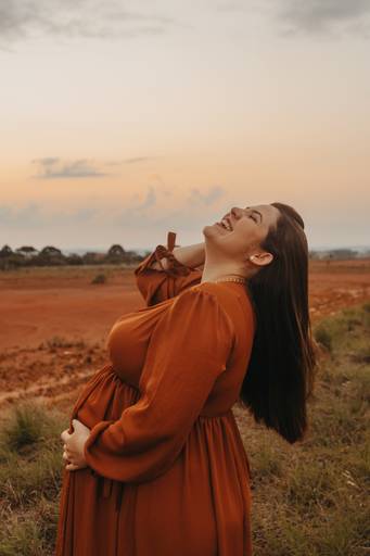 foto de gestante no pôr do sol