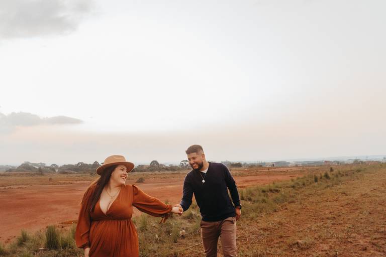 foto de gestante no pôr do sol