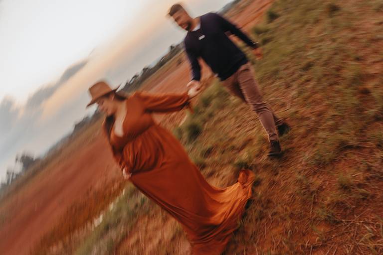 foto de gestante no pôr do sol