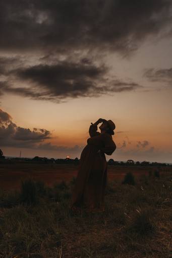 foto de gestante no pôr do sol