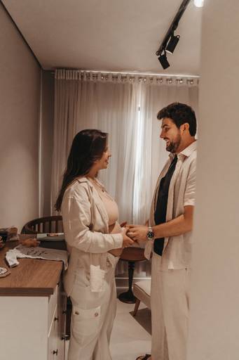 foto gestante no quarto do bebe