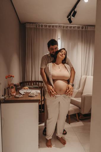 foto gestante no quarto do bebe