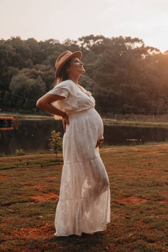 foto de gestante na natureza
