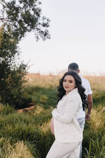 ensaio gestante moderno na natureza