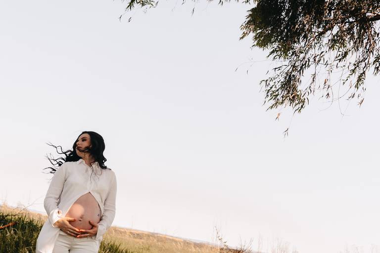 ensaio gestante moderno na natureza