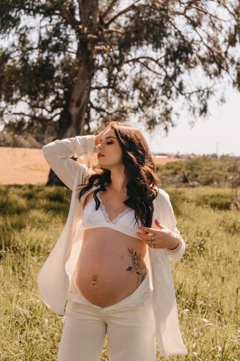 ensaio gestante moderno na natureza